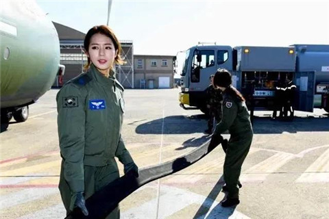 当性感女团遇到韩国士兵，少不了一场原始大狂欢23